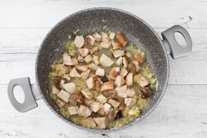 Preparazione Tagliatelle di grano saraceno ai funghi e yogurt  - Fase 3