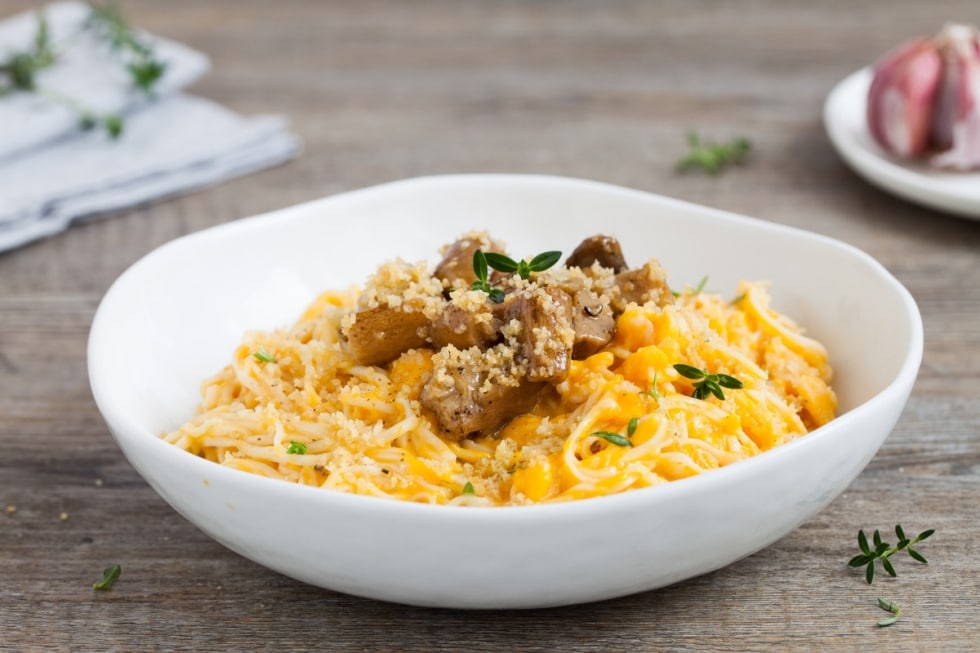 Tagliolini alla crema di zucca, funghi e briciole di pane  ricetta