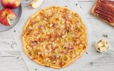Tarte flambée al formaggio con speck, porri e mele 