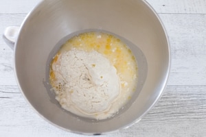 Preparazione Tarte flambée al formaggio con speck, porri e mele  - Fase 1