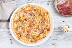 Preparazione Tarte flambée al formaggio con speck, porri e mele  - Fase 3