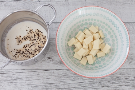 Preparazione Viennesi all’avena con ganache al cioccolato bianco e caffè - Fase 4 Preparazione Viennesi all’avena con ganache al cioccolato bianco e caffè - Fase 4