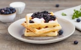 Waffle allo yogurt con yogurt e salsa di mirtilli 