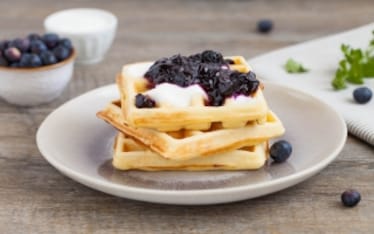 Waffle allo yogurt con yogurt e salsa di mirtilli 
