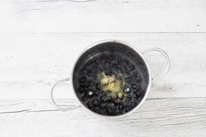 Preparazione Waffle allo yogurt con yogurt e salsa di mirtilli  - Fase 1