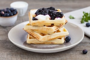 Preparazione Waffle allo yogurt con yogurt e salsa di mirtilli  - Fase 4