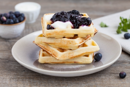 Preparazione Waffle allo yogurt con yogurt e salsa di mirtilli  - Fase 4 Preparazione Waffle allo yogurt con yogurt e salsa di mirtilli  - Fase 4