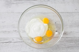 Preparazione Waffle allo yogurt con yogurt e salsa di mirtilli  - Fase 2