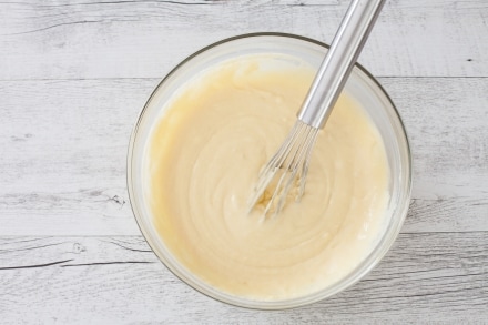 Preparazione Waffle allo yogurt con yogurt e salsa di mirtilli  - Fase 2