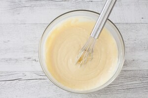 Preparazione Waffle allo yogurt con yogurt e salsa di mirtilli  - Fase 2