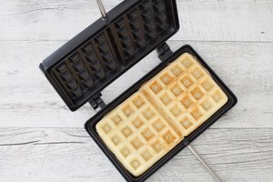 Preparazione Waffle allo yogurt con yogurt e salsa di mirtilli  - Fase 3