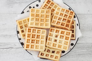 Preparazione Waffle allo yogurt con yogurt e salsa di mirtilli  - Fase 3