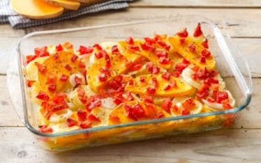 Zucca al forno con patate, cipolla e pomodori