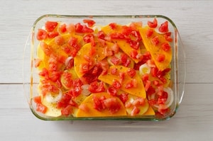 Preparazione Zucca al forno con patate, cipolla e pomodori - Fase 2