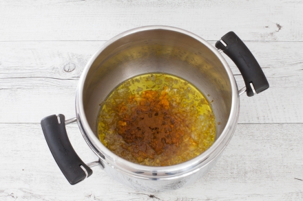 Preparazione Zuppa di cavolfiore e ceci alla curcuma - Fase 1 Preparazione Zuppa di cavolfiore e ceci alla curcuma - Fase 1