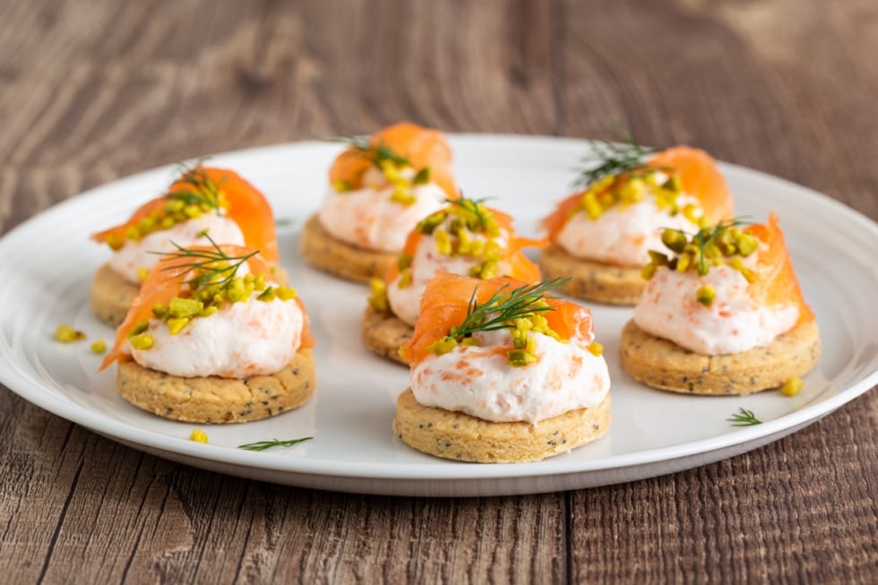 Biscotti salati con mousse di salmone affumicato ricetta