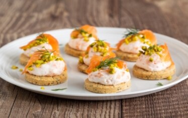 Biscotti salati con mousse di salmone affumicato