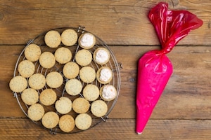 Preparazione Biscotti salati con mousse di salmone affumicato - Fase 4