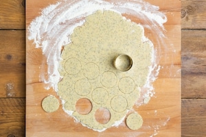 Preparazione Biscotti salati con mousse di salmone affumicato - Fase 3