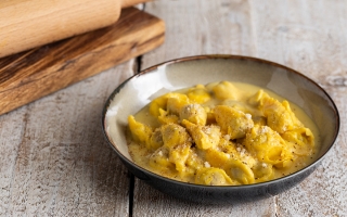 Cappellettoni alla crema di parmigiano Cappellettoni alla crema di parmigiano