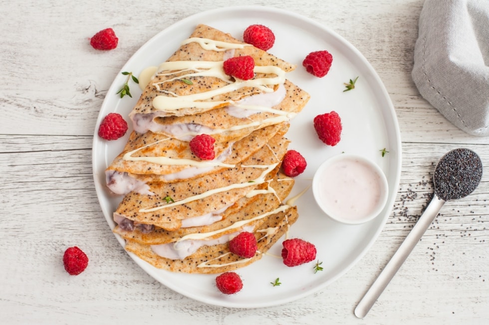 Crepes integrali ai semi di papavero con yogurt alla fragola  ricetta