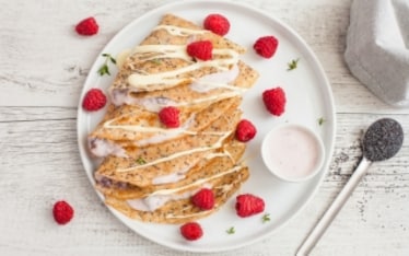 Crepes integrali ai semi di papavero con yogurt alla fragola 