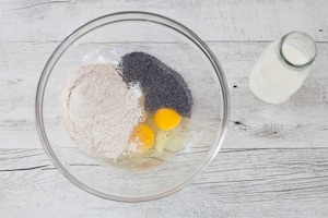 Preparazione Crepes integrali ai semi di papavero con yogurt alla fragola  - Fase 1