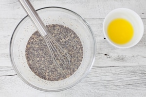 Preparazione Crepes integrali ai semi di papavero con yogurt alla fragola  - Fase 1