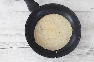 Preparazione Crepes integrali ai semi di papavero con yogurt alla fragola  - Fase 2