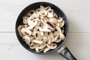 Preparazione Fagottini ai funghi, prosciutto e fontina - Fase 1