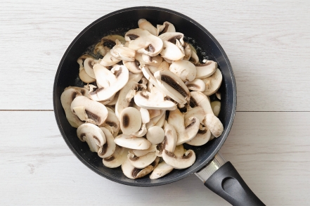 Preparazione Fagottini ai funghi, prosciutto e fontina - Fase 1 Preparazione Fagottini ai funghi, prosciutto e fontina - Fase 1