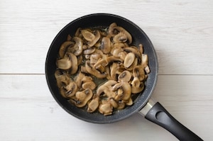 Preparazione Fagottini ai funghi, prosciutto e fontina - Fase 1
