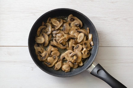 Preparazione Fagottini ai funghi, prosciutto e fontina - Fase 1 Preparazione Fagottini ai funghi, prosciutto e fontina - Fase 1