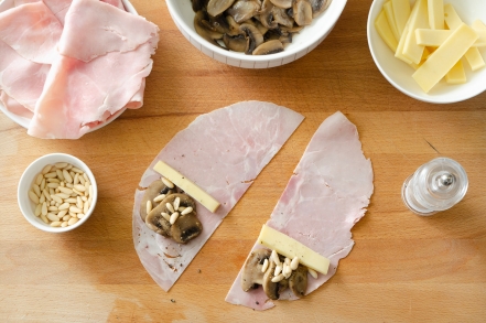 Preparazione Fagottini ai funghi, prosciutto e fontina - Fase 2 Preparazione Fagottini ai funghi, prosciutto e fontina - Fase 2