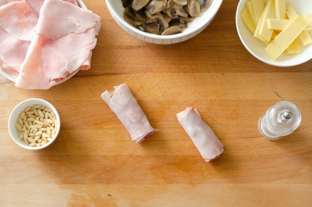 Preparazione Fagottini ai funghi, prosciutto e fontina - Fase 2 Preparazione Fagottini ai funghi, prosciutto e fontina - Fase 2