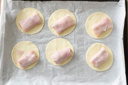 Preparazione Fagottini ai funghi, prosciutto e fontina - Fase 3 Preparazione Fagottini ai funghi, prosciutto e fontina - Fase 3