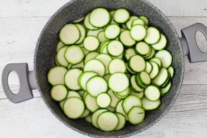 Preparazione Lasagne con zucchine e gamberetti - Fase 1