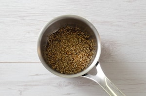 Preparazione Mousse al gorgonzola, datteri e semi caramellati - Fase 3