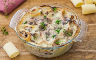 Paccheri gratinati ripieni di stracchino, radicchio e speck Paccheri gratinati ripieni di stracchino, radicchio e speck