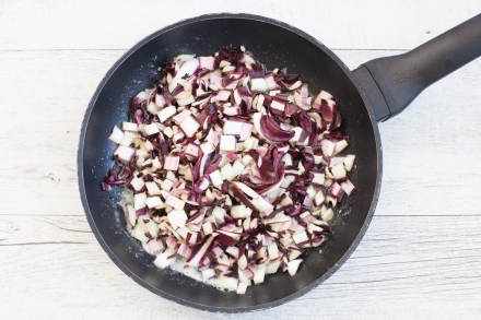 Preparazione Paccheri gratinati ripieni di stracchino, radicchio e speck - Fase 1 Preparazione Paccheri gratinati ripieni di stracchino, radicchio e speck - Fase 1
