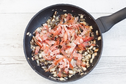 Preparazione Paccheri gratinati ripieni di stracchino, radicchio e speck - Fase 1 Preparazione Paccheri gratinati ripieni di stracchino, radicchio e speck - Fase 1