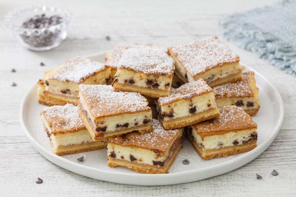 Quadrotti di ricotta e gocce di cioccolato ai fiori d'arancio  ricetta