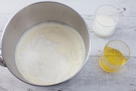 Preparazione Quadrotti di ricotta e gocce di cioccolato ai fiori d'arancio  - Fase 1 Preparazione Quadrotti di ricotta e gocce di cioccolato ai fiori d'arancio  - Fase 1