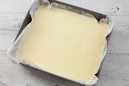 Preparazione Quadrotti di ricotta e gocce di cioccolato ai fiori d'arancio  - Fase 3 Preparazione Quadrotti di ricotta e gocce di cioccolato ai fiori d'arancio  - Fase 3