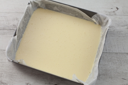 Preparazione Quadrotti di ricotta e gocce di cioccolato ai fiori d'arancio  - Fase 2 Preparazione Quadrotti di ricotta e gocce di cioccolato ai fiori d'arancio  - Fase 2