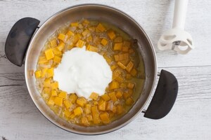 Preparazione Risotto d’orzo con crema di zucca allo yogurt - Fase 1