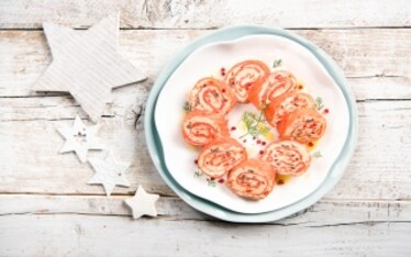 Rotolo di salmone, peperoni e robiola