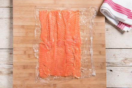 Preparazione Rotolo di salmone, peperoni e robiola - Fase 1 Preparazione Rotolo di salmone, peperoni e robiola - Fase 1
