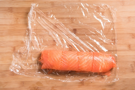 Preparazione Rotolo di salmone, peperoni e robiola - Fase 2 Preparazione Rotolo di salmone, peperoni e robiola - Fase 2
