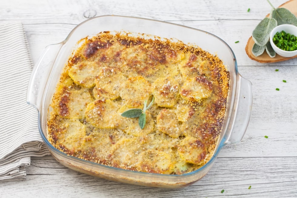 Sfogliata di patate al formaggio con erbe aromatiche ricetta